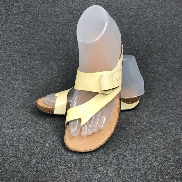 NWT Clarks Artisan Yellow Leather Adjustable Strap Toe Loop Sandals Women’s Sz 6 - Picture 1 of 9